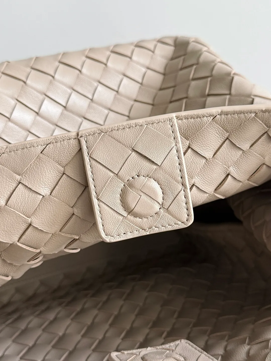 Batch 2660 24 early autumn new model Andiamo Parachute is made of a whole piece of woven leather. It is processed by folding stitching at the four corners. # Craftsmanship and creativity. The large size is atmospheric and practical. One of the must-selects for BV. It has a large space, can hold a computer, the shoulder strap is thick, and the upper shoulder is very comfortable. The large parachute can be carried on the body and can be carried on the body. The upper body is versatile and cute☺️ Style number: 796571 Size: 30*26*20cm